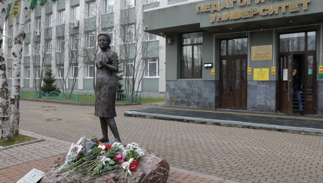 В СурГПУ в честь Дня учителя возложили цветы к памятнику педагогу