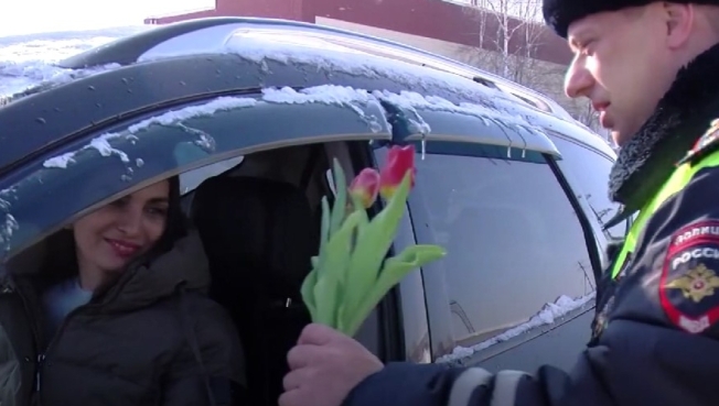 В Сургутском районе сотрудники ГИБДД поздравили автоледи с наступающим праздником