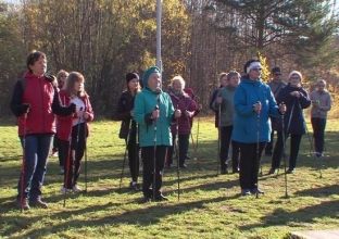 В парке «За Саймой» Сургута прошли массовые старты для любителей скандинавской ходьбы