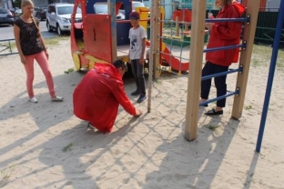 Команда «Молодежки ОНФ» повторно проверяет детские площадки в Ханты-Мансийске