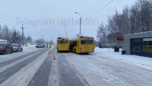 В Сургуте автобус сбил водителя общественного транспорта
