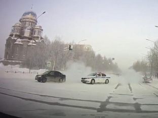 В Сургуте водитель легковушки попытался скрыться от полицейских и попал в ДТП