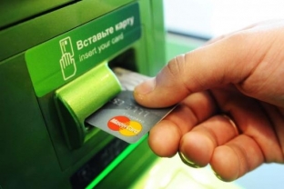 В России планируют ввести единый налог за снятие наличных с банковских карт