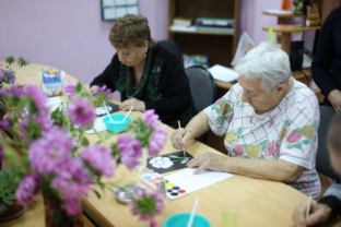 Старикам тут место! В России набирает популярность услуга «Детский сад» для пенсионеров