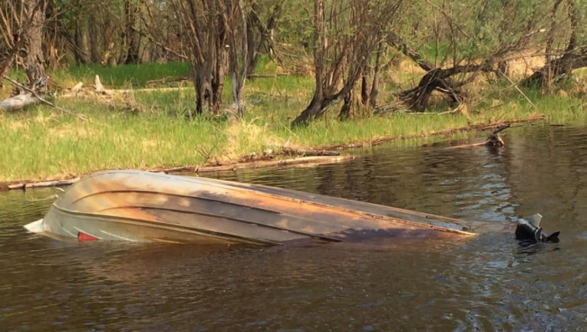 Жители Сургутского района под перевернутой лодкой на реке нашли погибшего мужчину