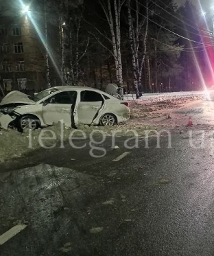 В Сургуте водитель Changan отвлекся от управления и врезался в столб