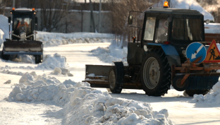 Ежедневно с улиц Сургута вывозят больше 500 машин снега