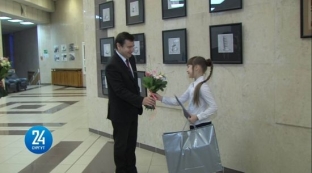 Юную сургутянку, прошедшую в шоу «Голос», поздравил гендиректор «Газпром Трансгаз Сургут»