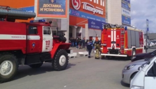 В Нижневартовске из загоревшегося торгового центра эвакуировали 320 человек
