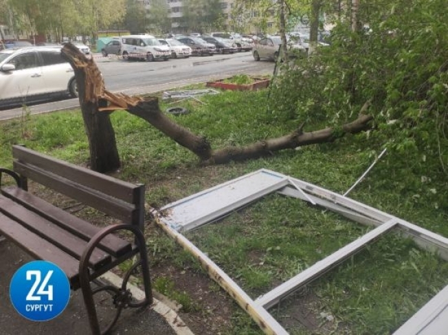 Из-за сильного ветра в Сургуте обрушился балкон
