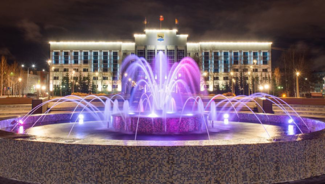 На площади Советов в Сургуте начал работать фонтан