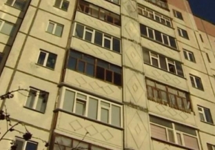 В Сургуте из окна пятиэтажки выпал человек
