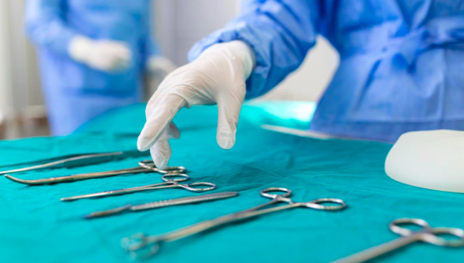 Сургутские хирурги достали из желудка пациентки кусок стекла, с которым она ходила три дня