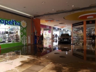 В Сургуте затопило крупный торговый центр