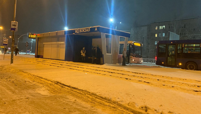 На площади около ж/д вокзала в Сургуте установили новую автобусную остановку