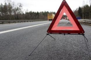 В Югорске машина сбила трех девочек. Одна из пострадавших застряла под автомобилем