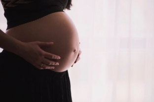 Минздрав разрешил прививаться от ковида беременным. Как вакцинацию будущих мам проводят в Сургуте?