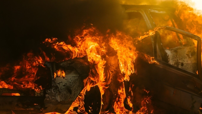 В Югре на трассе произошел пожар после столкновения автомобилей