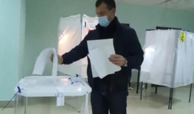 Сенатор Совета Федерации от Югры Эдуард Исаков проголосовал на «больших» выборах