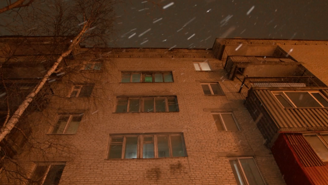 «Боимся, что крыша рухнет на голову». Жители дома на улице Мечникова в Сургуте требуют признать его аварийным // ВИДЕО