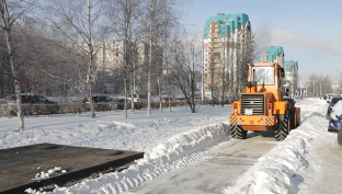 У сургутян возникают вопросы к качеству уборки снега на тротуарах