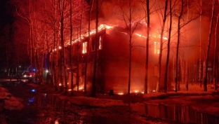 В Сургуте сгорел аварийный дом