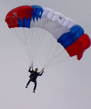 В Сургуте парашютисты соревновались в точности приземления