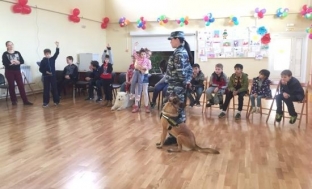 Полицейские кинологи Сургута научили жителей Снежного правильно вести себя с собаками