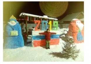 Пенсионер из Сургута построил на даче настоящий снежный городок