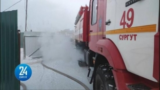 В Сургуте с самого утра спасатели тушат пожар в одном из дачных кооперативов