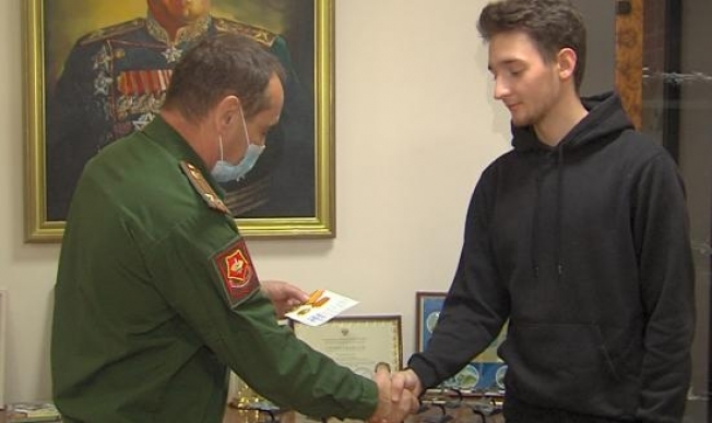 Сургутянина наградили памятной медалью за участие в параде Победы