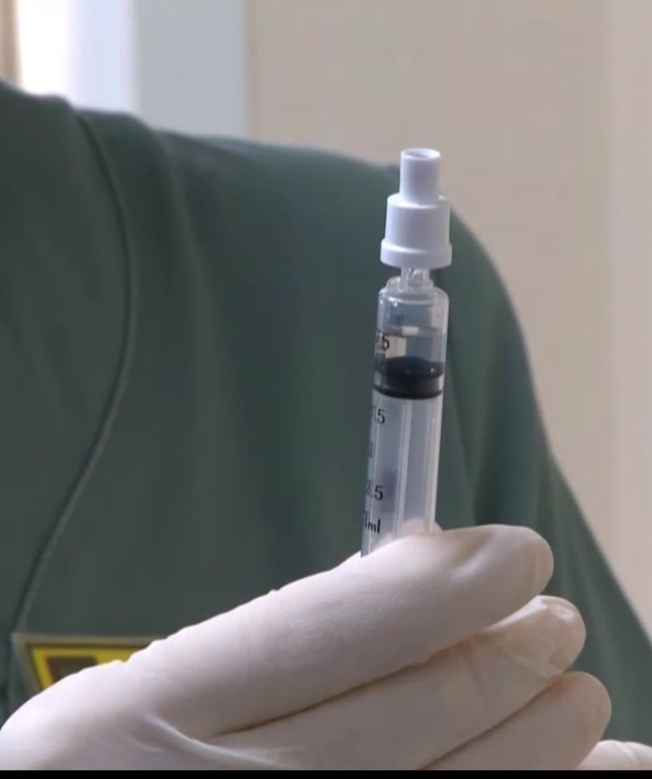 Сургутян от коронавируса начали прививать назальной вакциной