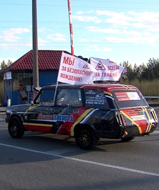 В Сургуте водители устроили автопробег в честь Международного дня ж/д переездов