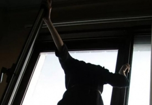 В поселке Солнечном погибла 15-летняя девочка, выпав из окна высотки
