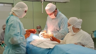Югорские врачи удалили у 15-летней пациентки 8-килограммовую опухоль