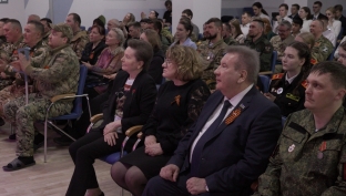Наталья Комарова возложила цветы к мемориалу Славы в Сургуте