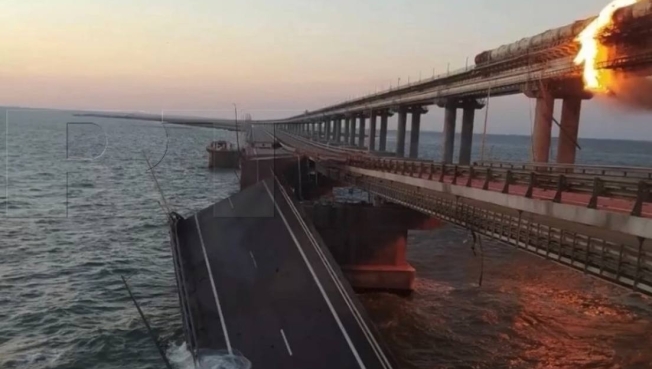 Из-за взрыва закрыто движение на Крымском мосту