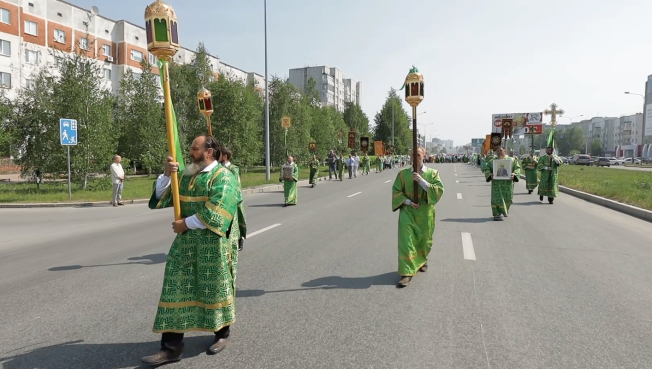 В Сургуте православные отметили праздник Святой Троицы крестным ходом