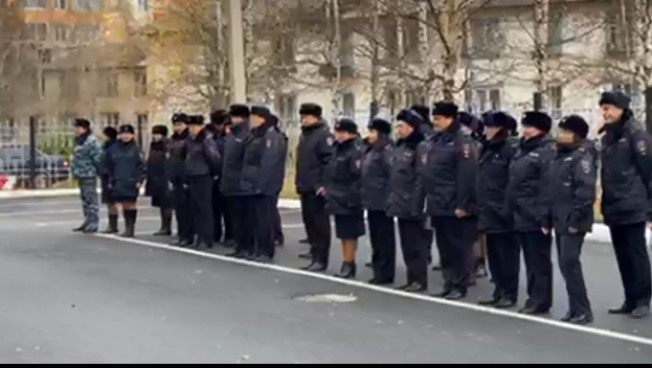 Полицейские Сургутского района сменили летнюю форму на зимнюю